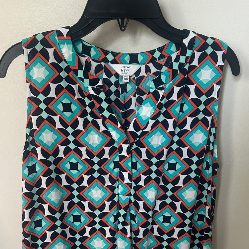Crown & Ivy Geometric Print  Sleeveless Blouse - petite medium